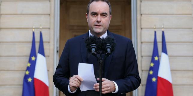 Il PM francese propone votazione su “priorità assolute” per rafforzare le forze armate