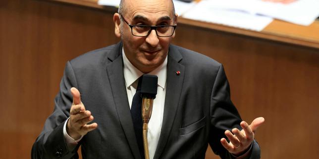 Wauquiez propone vietare il velo ai minori nello spazio pubblico