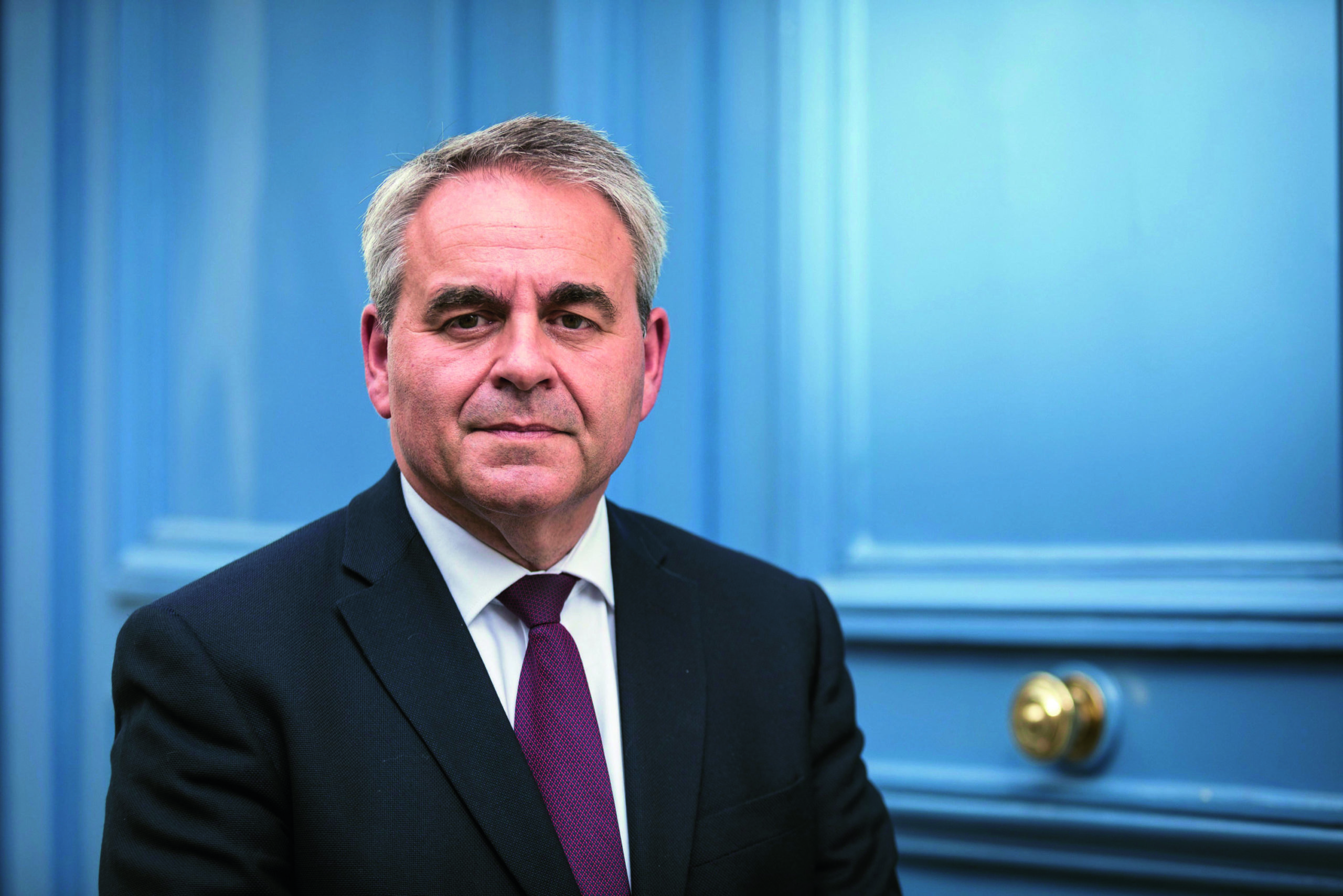 Figaro Magazine: la critica alla rigidità politica nei confronti di un provinciale guardiano della cortesia