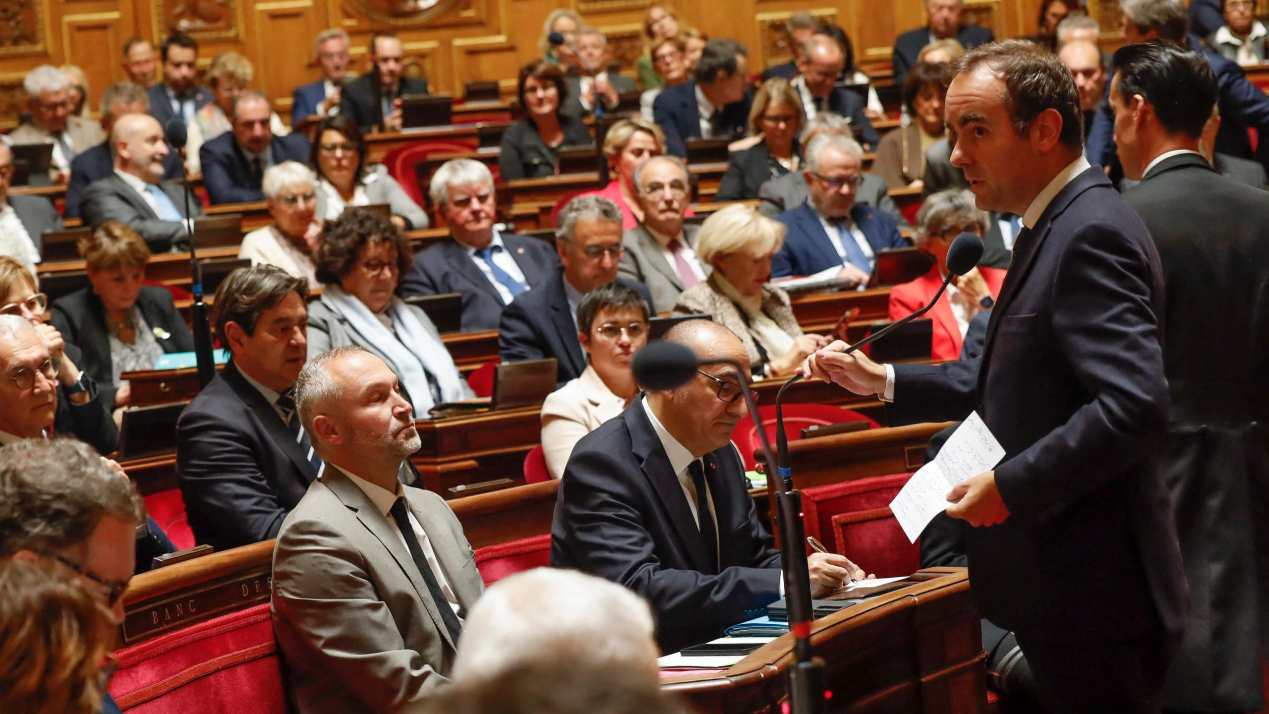 Lecornu, senatore in assenza: le critiche della destra e la sospensione della riforma pensionistica