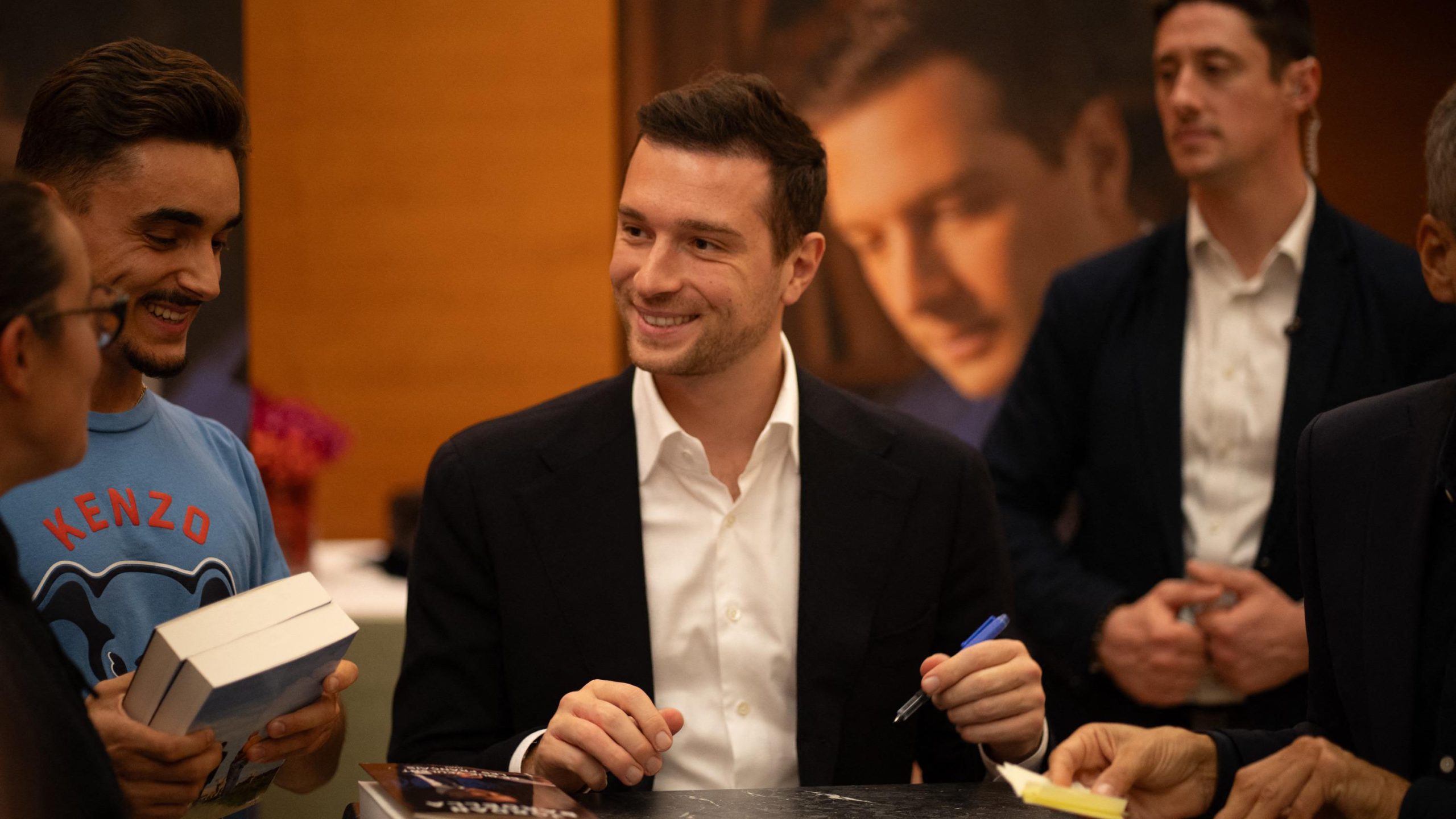 Marine Le Pen lancia un piano di successione: chi prenderà il comando se la leader dovesse essere impedita?