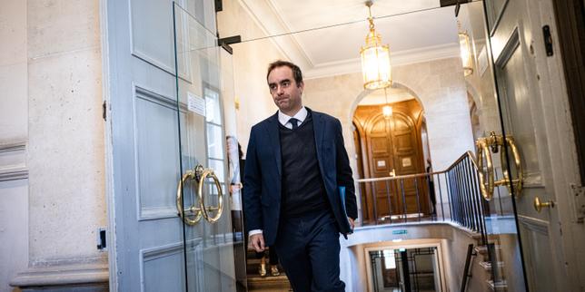 Il Primo Ministro francese avverte di un potenziale blocco del bilancio entro dicembre