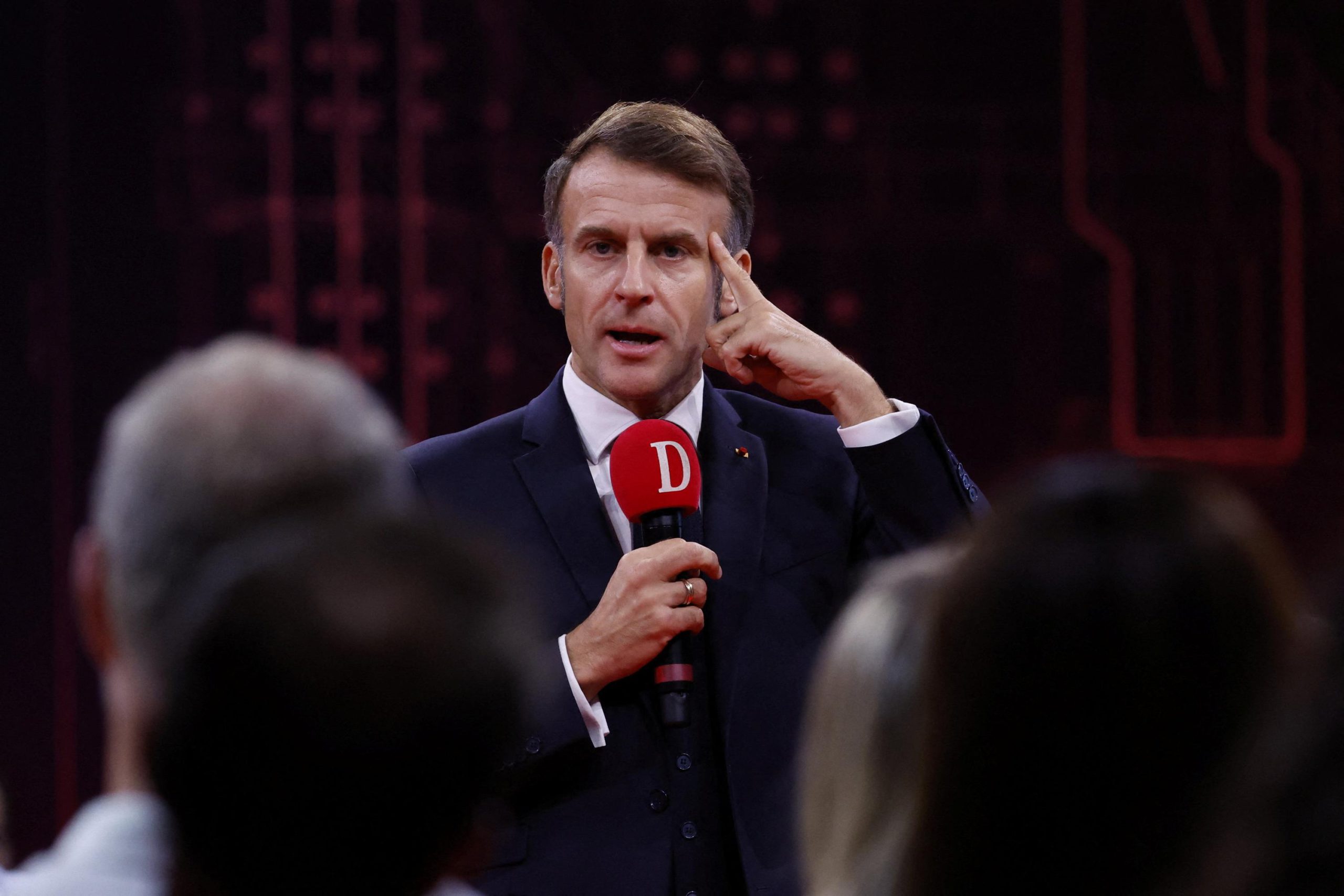 Macron a Arras: dibattito pubblico sull'impatto degli algoritmi sulla democrazia