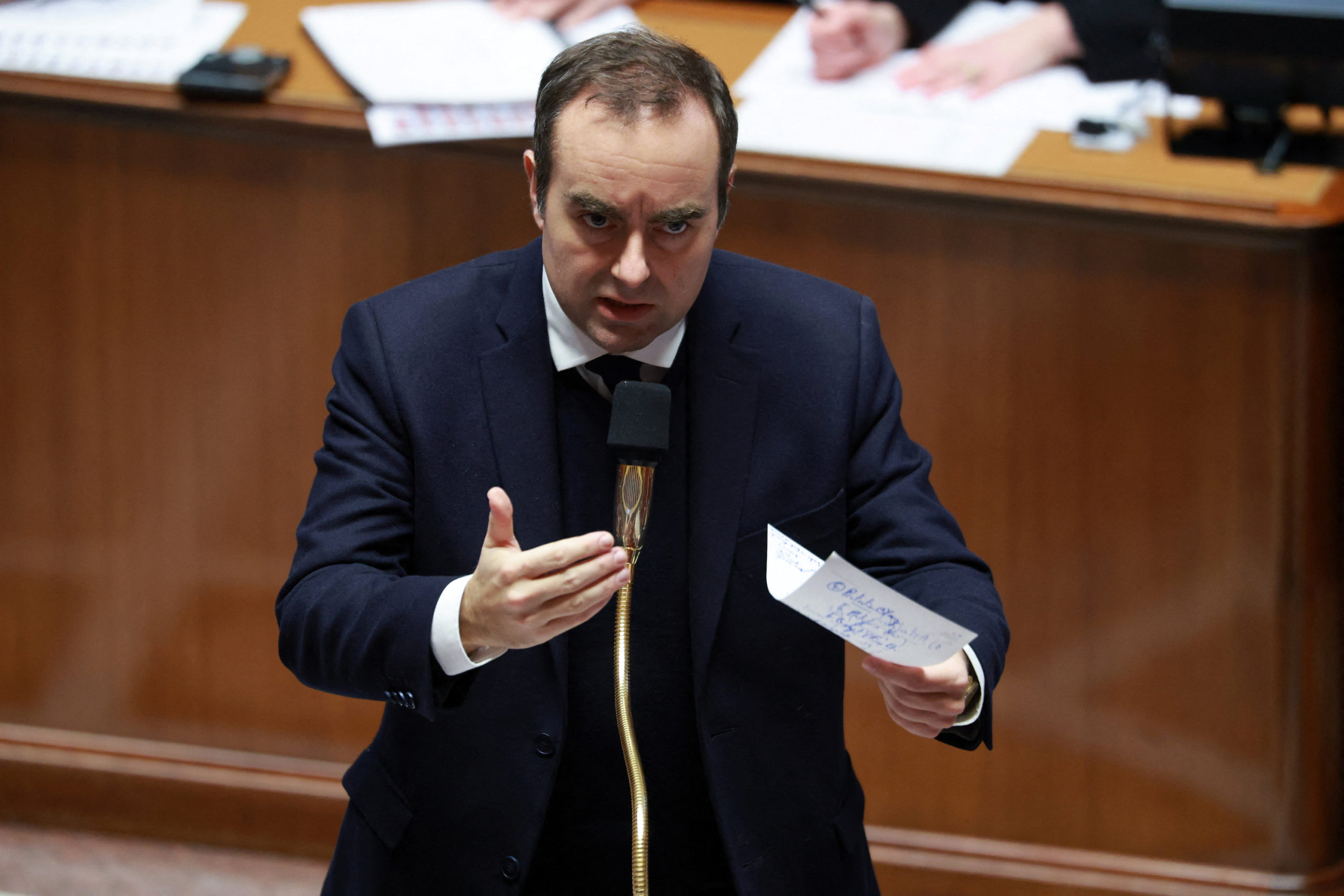 Francia adotta a unanimità legge speciale di bilancio per garantire la continuità finanziaria.