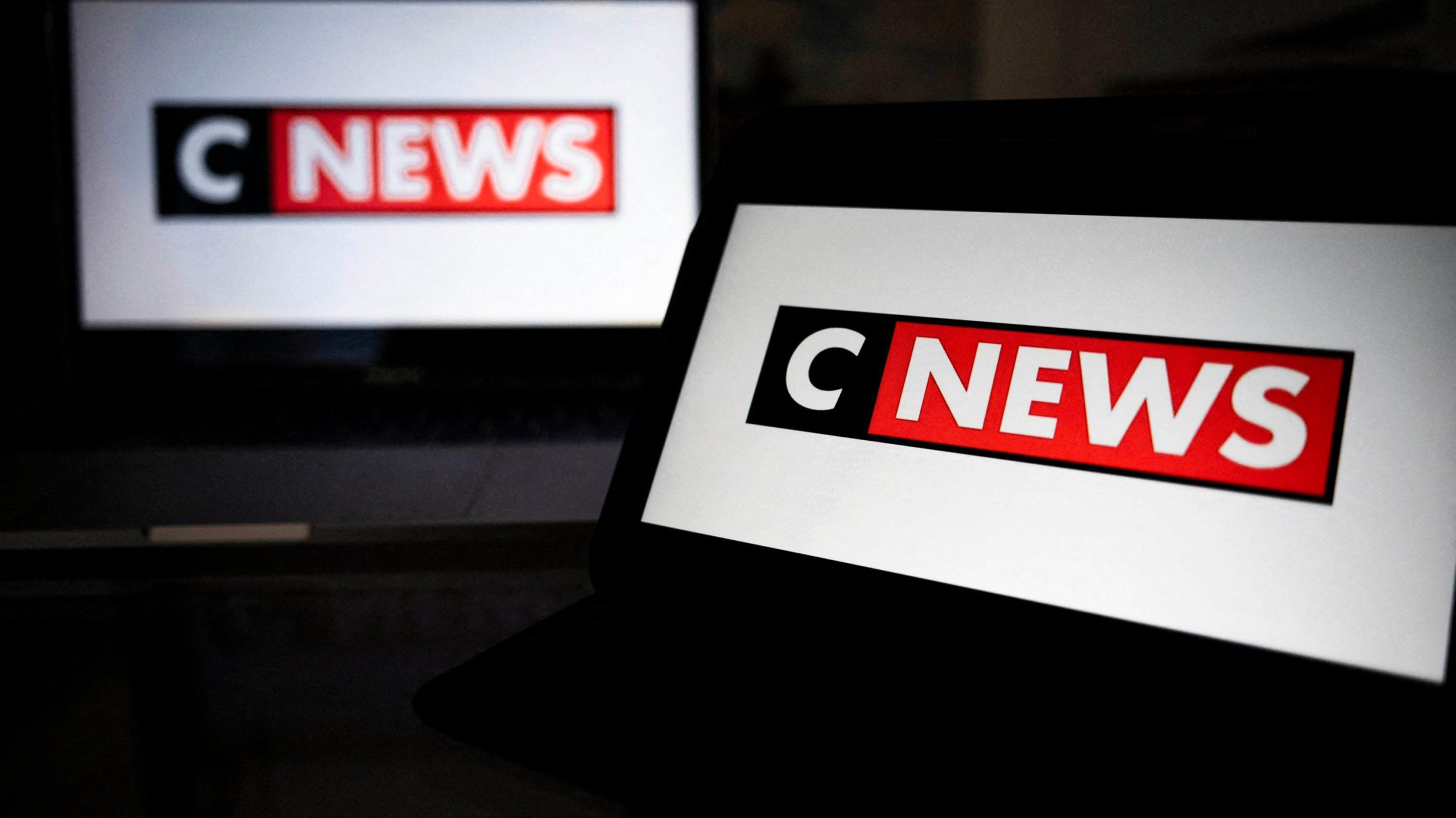 Critiche a CNews: più polemiche, più visibilità – l’effetto paradoxale dei media francesi