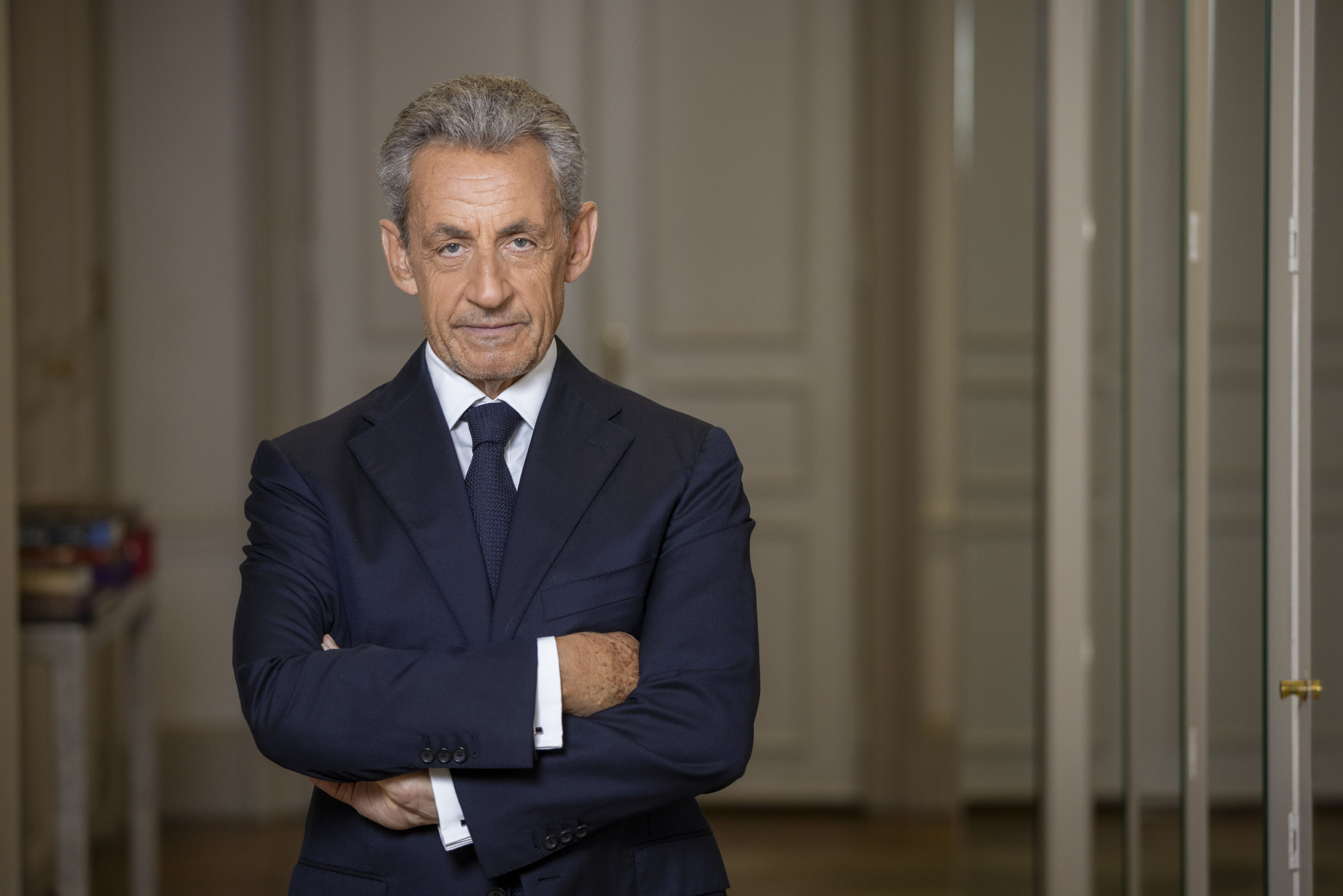 Sarkozy presenta il suo nuovo libro “Journal d'un prisonnier” in intervista a Le Point