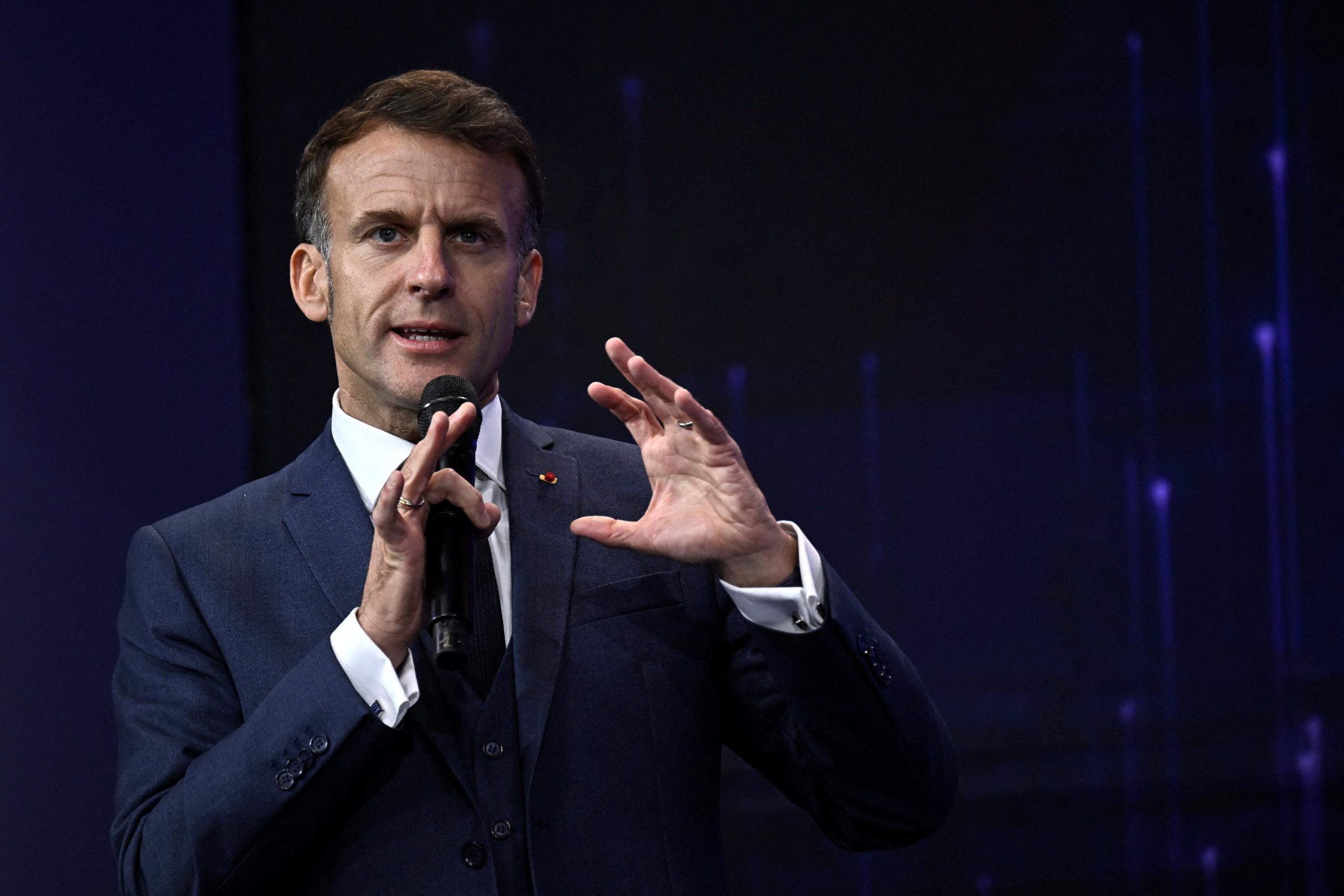 Macron lancia etichette ai media: la destra e il RN si oppongono