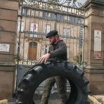 Agricoltori francesi bloccano autostrade per fermare l'abattimento totale del bestiame