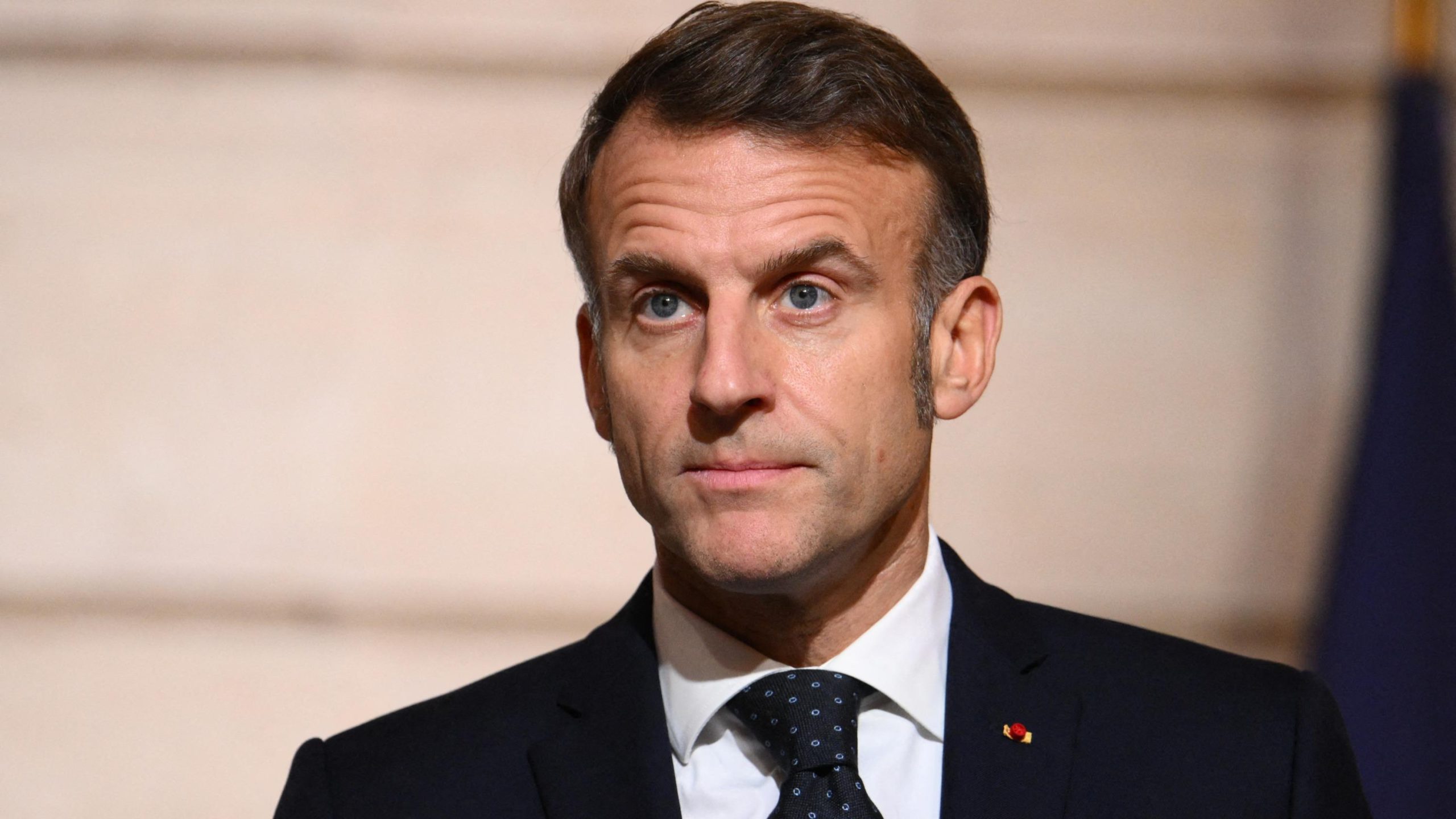 Macron propone etichetta per i media: Tabard avverte del rischio di ridurre il pluralismo