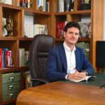 Benjamin Morel: l'accademico che influenza il bilancio nazionale senza aderire a partiti