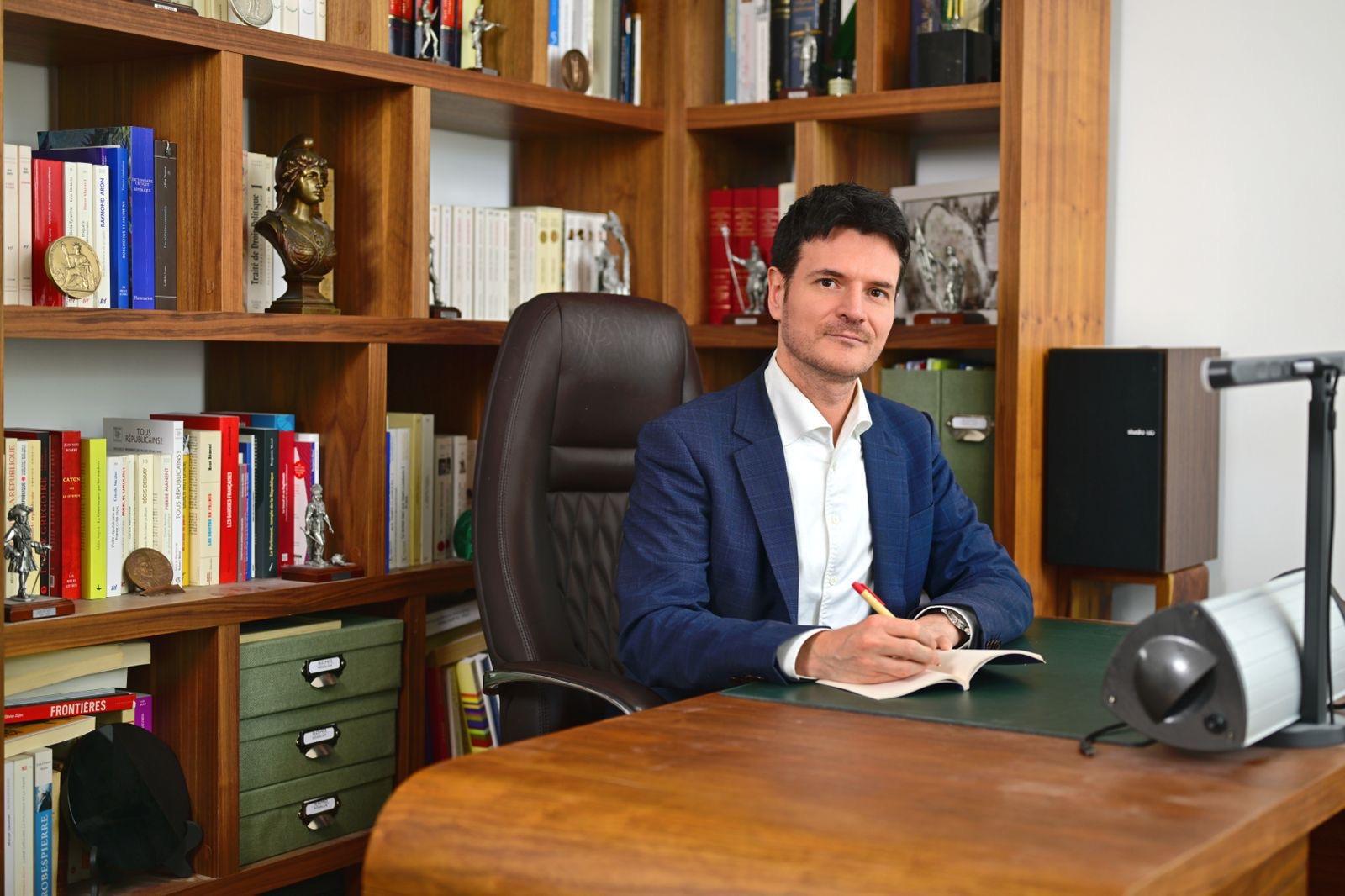 Benjamin Morel: l'accademico che influenza il bilancio nazionale senza aderire a partiti