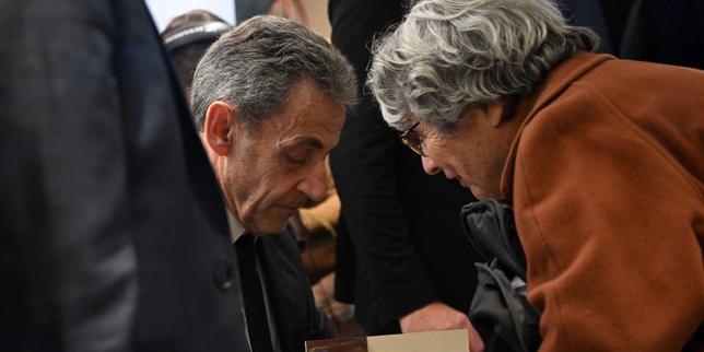 Sarkozy denuncia politicizzazione del processo: il suo libro “Diario di un prigioniero” svela la sua esperienza