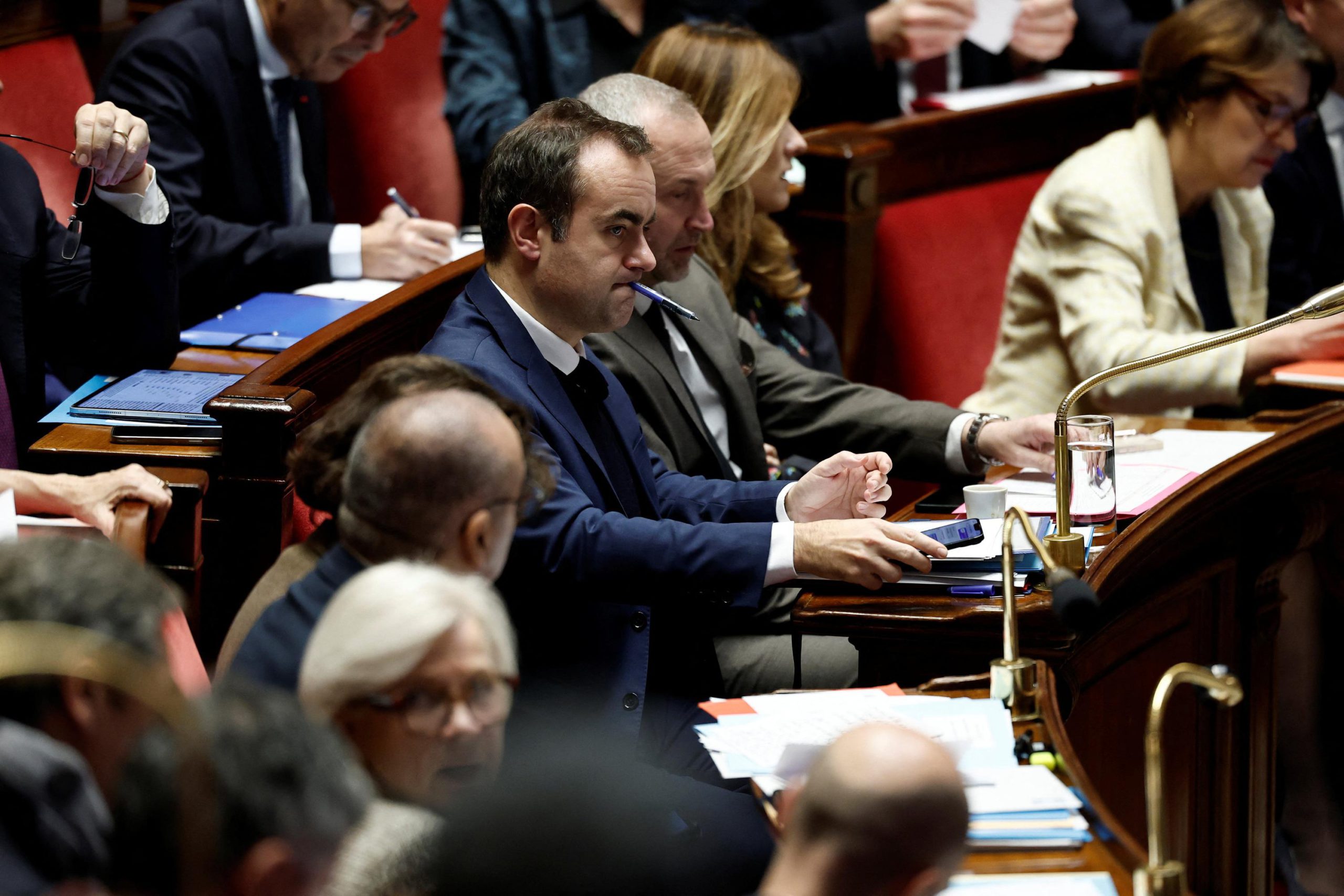 Il PLFSS in stallo: RN e sinistra accolgono, destra respinge, rischi per la sicurezza sociale