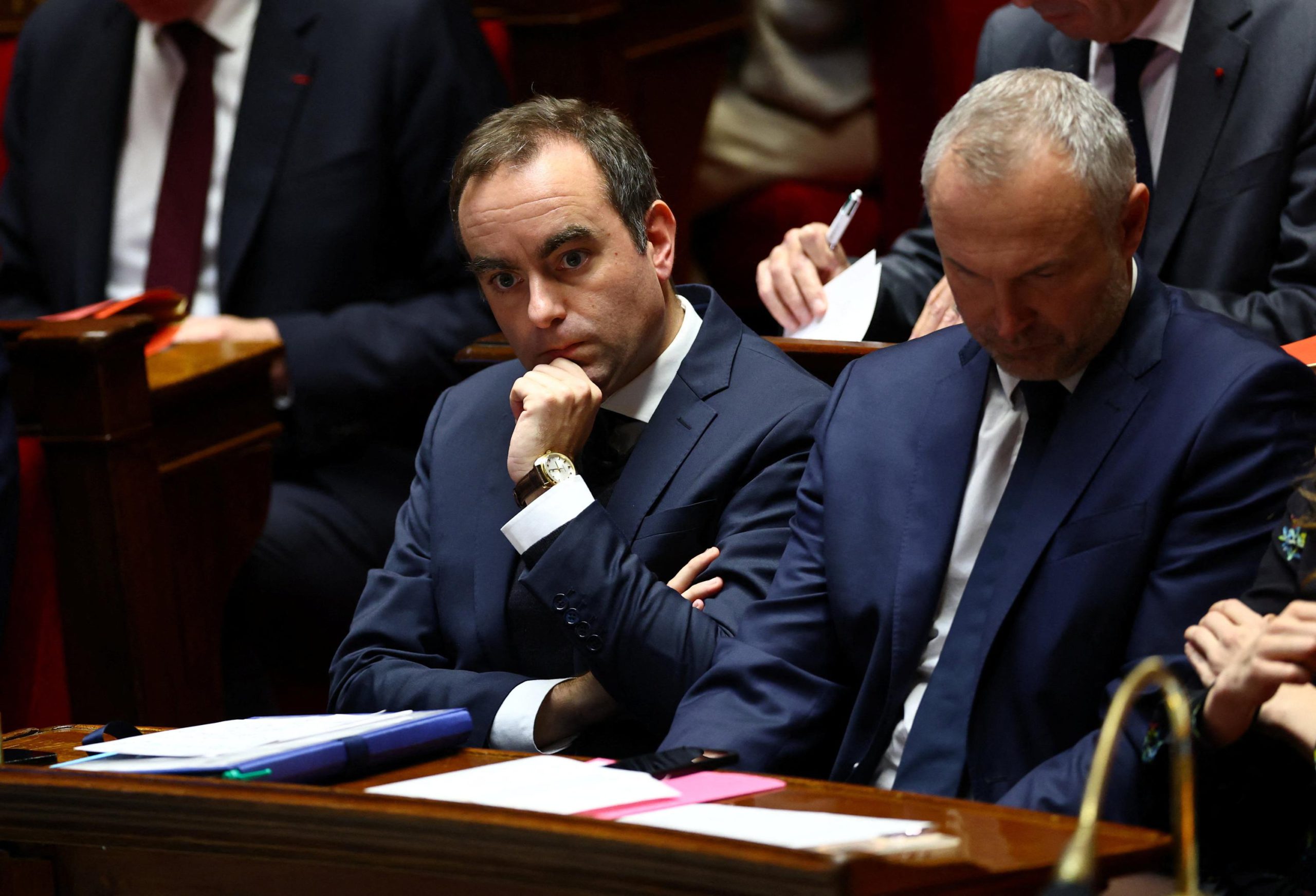Il Primo Ministro francese spinge per un bilancio condiviso: dibattiti intensi in Parlamento
