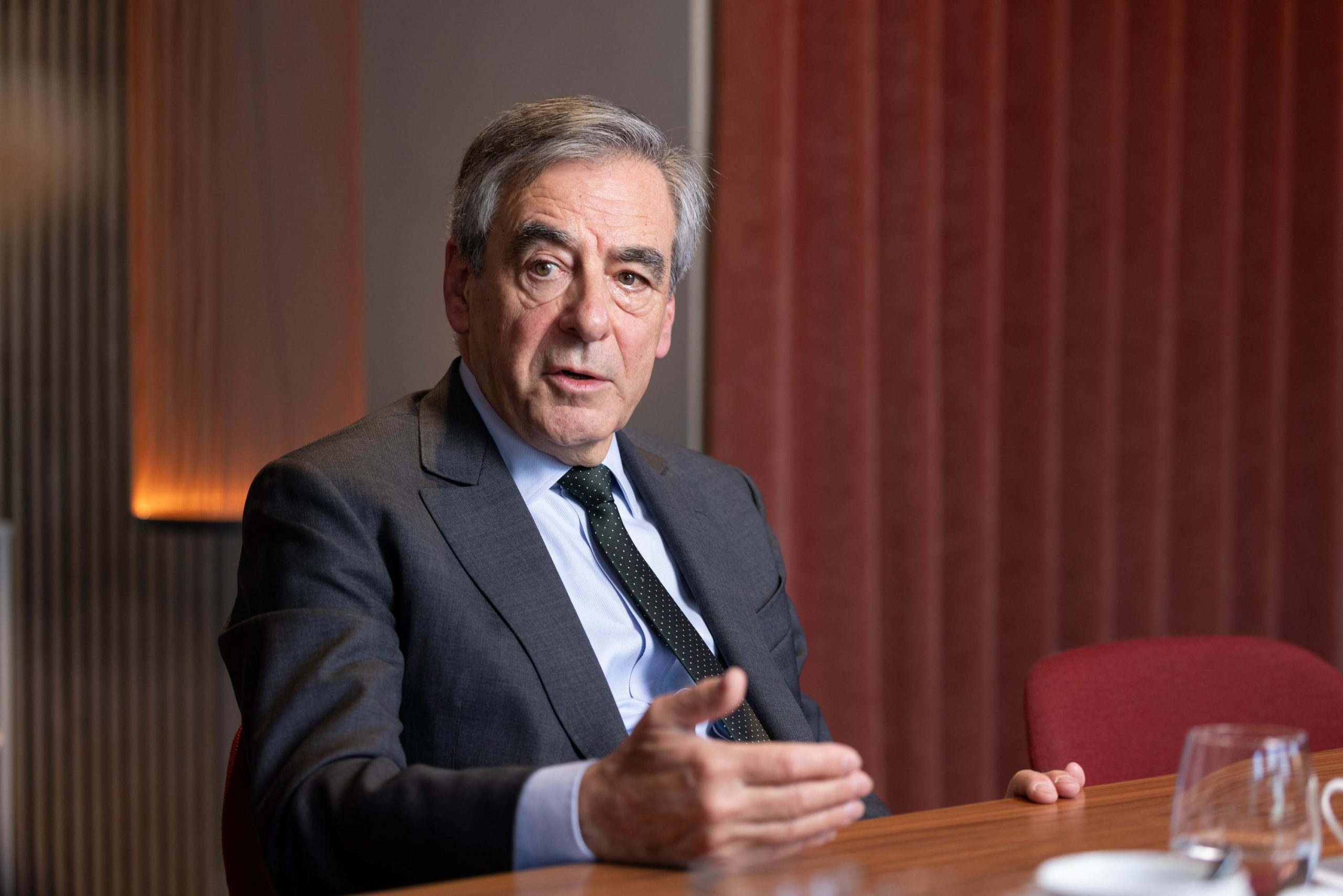 Fillon: bilancio della sicurezza sociale e assenza di un progetto di emergenza nazionale minacciano la stabilità politica