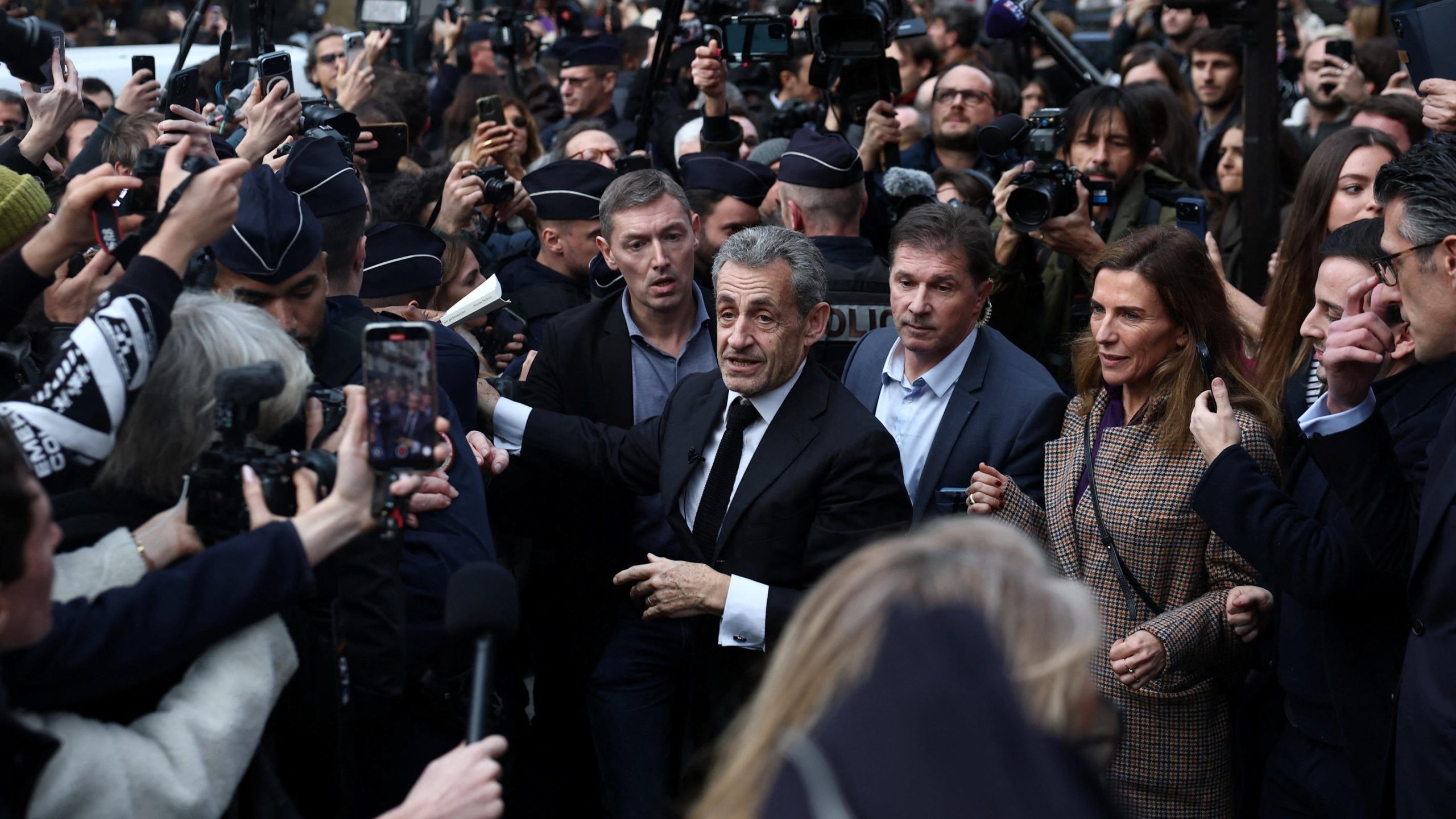 Sarkozy in arr. 16: migliaia di lettori a Parigi per la presentazione del suo diario di prigionia