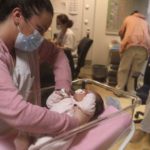 Nuovo congedo di nascita di 2 mesi per genitori: la Francia prevede un ampliamento del supporto familiare nel 2026