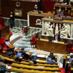 Parlamento francese approva il finanziamento della Sicurezza Sociale 2026 con votazione stretta: 247 a favore, 232 contro