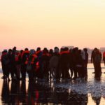 Francia vieta l’ingresso a 10 militanti britannici sospettati di violenze contro migranti a Dunkerque