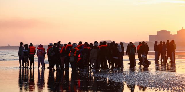 Francia vieta l’ingresso a 10 militanti britannici sospettati di violenze contro migranti a Dunkerque