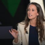 La Francia vuole riconoscere gli amici come pari alla famiglia: la proposta di Clémence Guetté