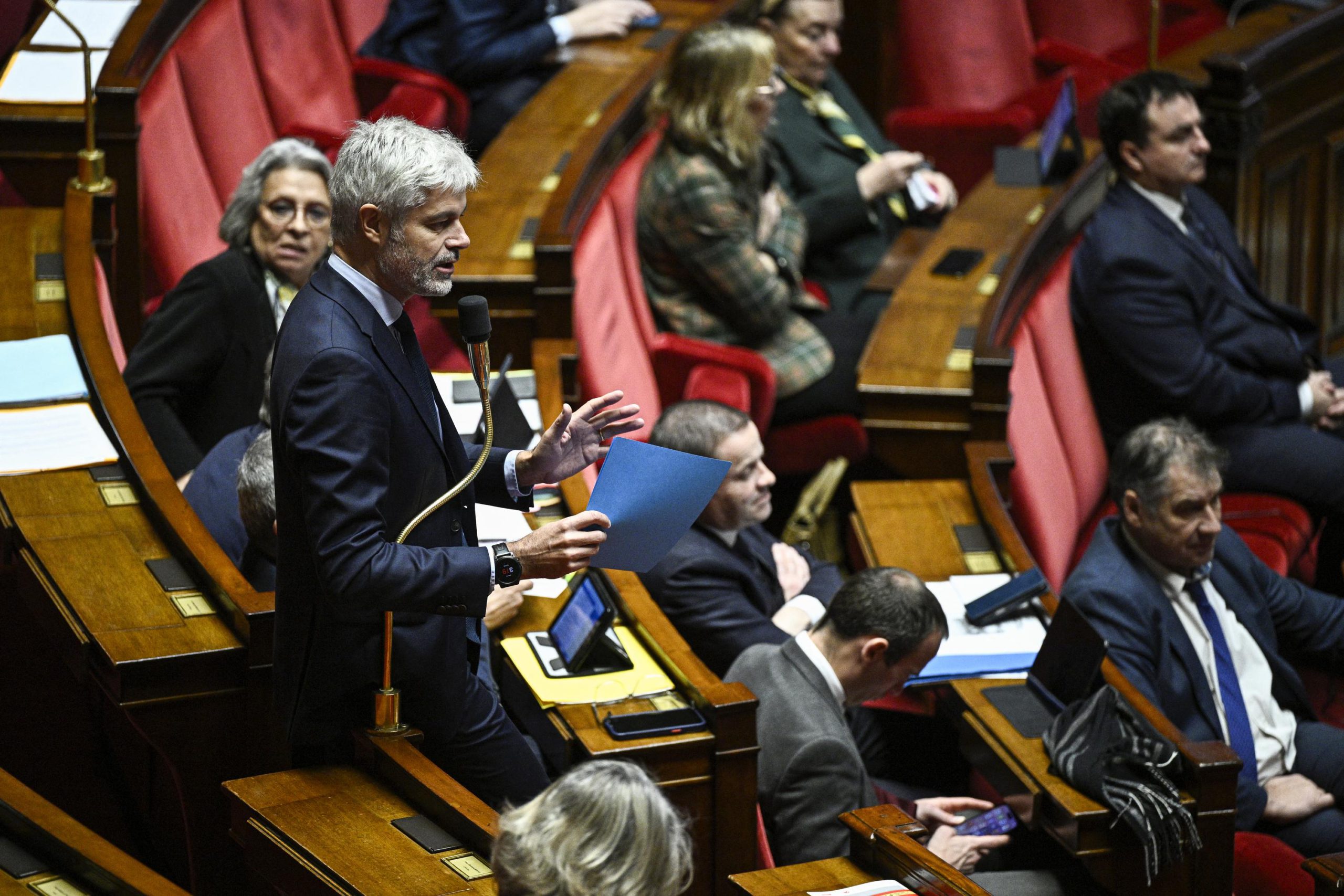 La destra francese denuncia le concessioni al bilancio, ma non chiede la censura del governo