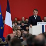 Macron alza il morale delle forze armate: riflessioni sulla sicurezza europea e le tensioni con gli Stati Uniti a Groenlandia