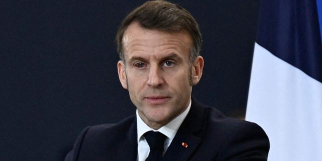 Macron con l'occhio rosso: salute, ironia e conferma di benignità