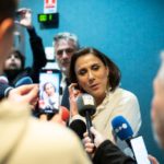 Deputata RN del Var lancia la candidatura a Toulon con immagine di cordialità, nascondendo il passato radicale