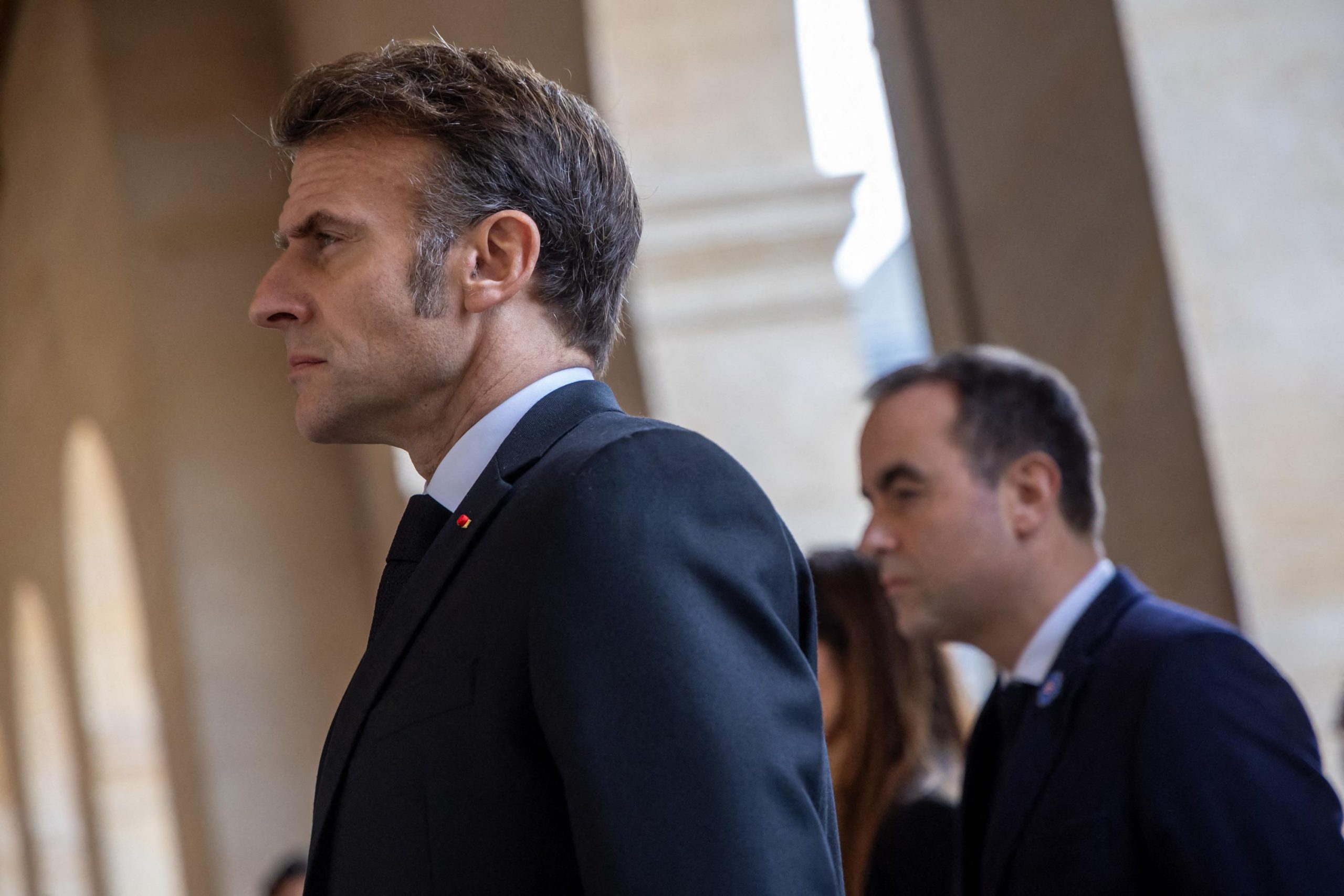 Macron impaziente: il governo può usare l’articolo 49.3 per approvare il bilancio senza voto