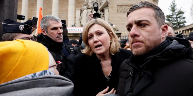 Yaël Braun‑Pivet: accoglienza ostile da agricoltori a Parigi e incontro con sindacati alle 14:00