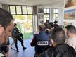 Soldati interrompono conferenza stampa: area dichiarata zona militare chiusa e civili armati presenti