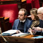 Critiche al bilancio francese 2026: ambiente, tagli di spesa e democrazia in discussione