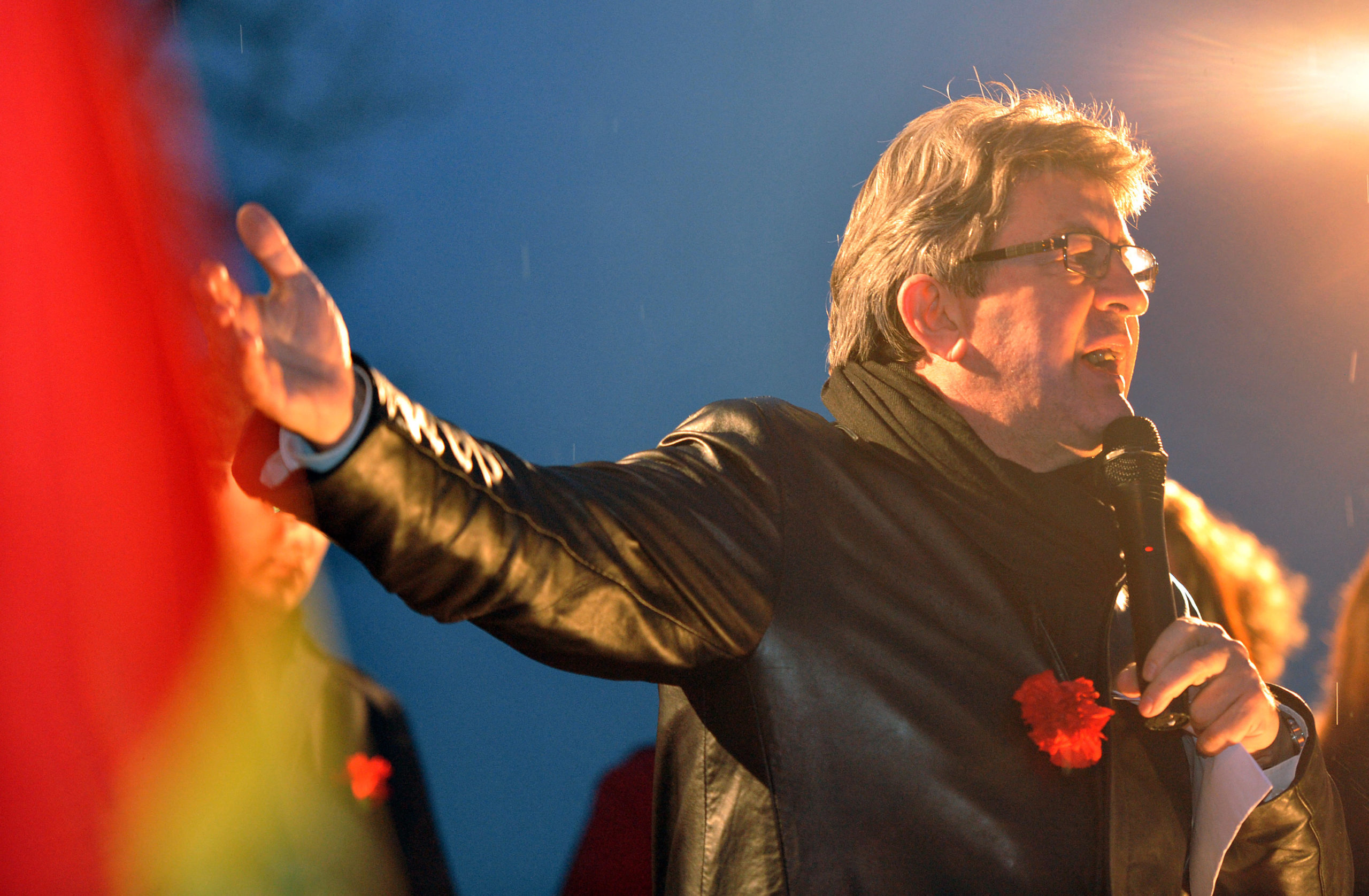 Mélenchon condanna l'intervento militare contro Maduro: Parigi si mobilita per la solidarietà venezuelana