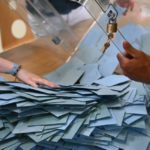 Francia: dal 2026 tutti i comuni adottano il scrutinio proporzionale con liste paritarie
