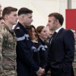 Macron ricrea il patriottismo in Francia: sondaggi mostrano un consenso più forte del previsto