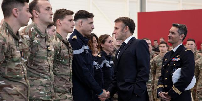 Macron ricrea il patriottismo in Francia: sondaggi mostrano un consenso più forte del previsto
