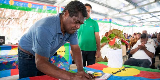 Macron convoca a Parigi i rappresentanti della Nuova Caledonia, il FLNKS si astiene