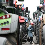 Poliziotto gravemente ferito all'occhio durante le proteste di agricoltori contro l'accordo Mercosur a Strasburgo