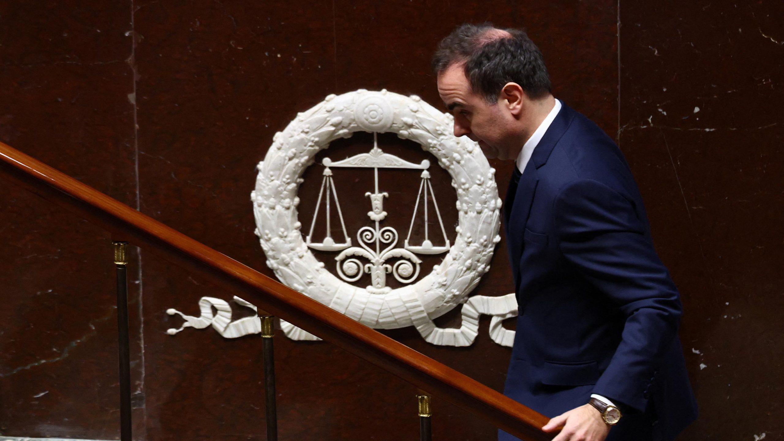 Il governo francese impiega l'articolo 49.3 per superare il blocco parlamentare al Palais Bourbon