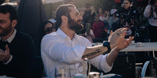 Renaissance sostiene Sarkozy a Menton, scatenando tensioni interne.