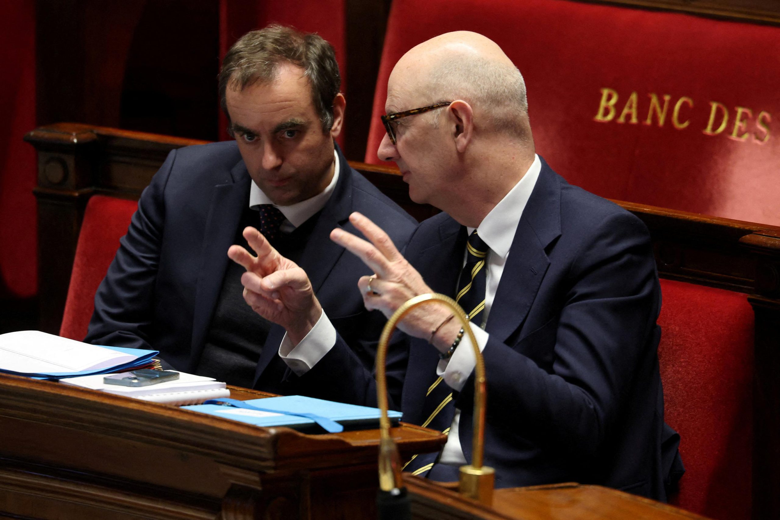 Francia: il 49.3 approva il bilancio senza voto, PS beneficia e opposizione minaccia censura