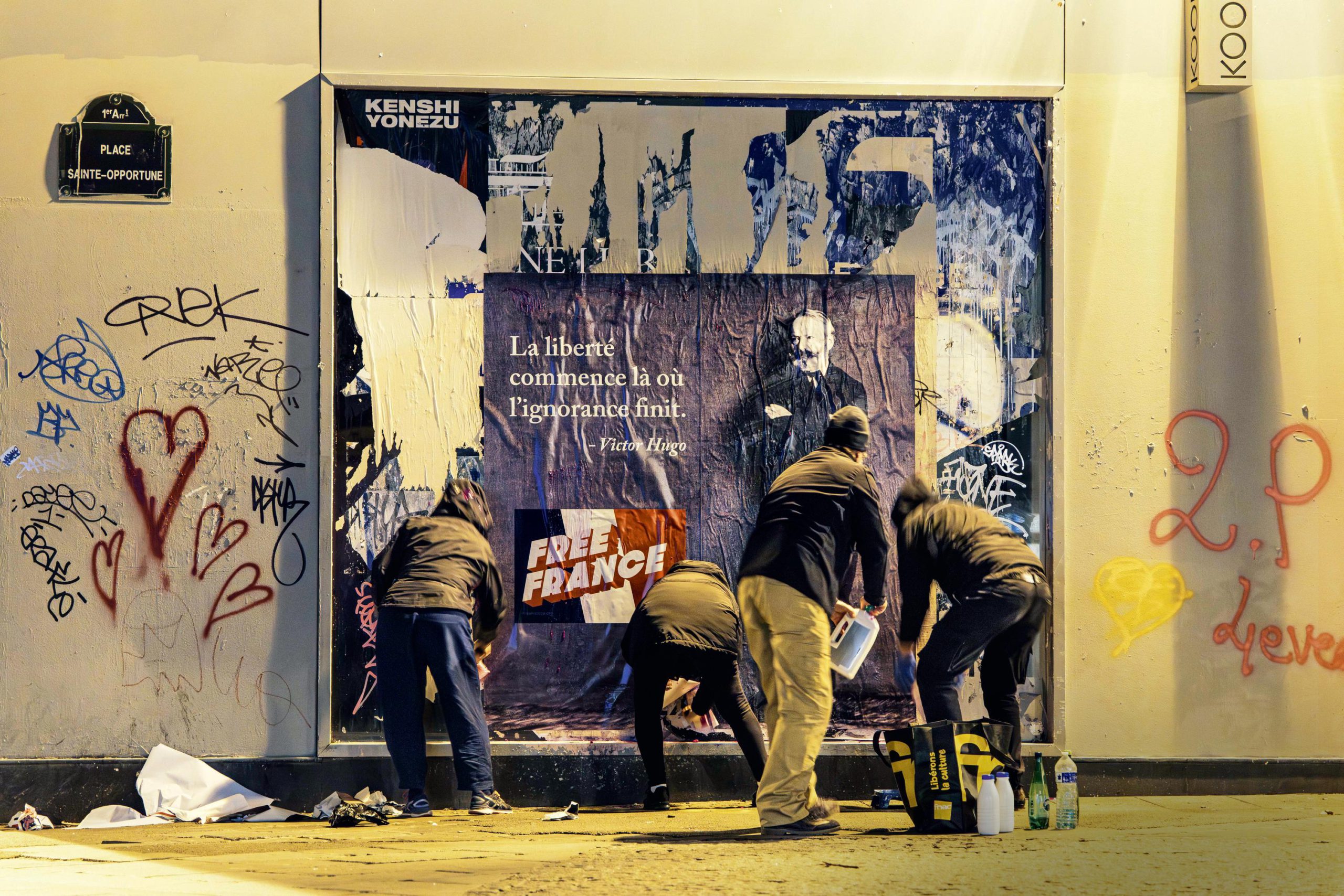 Adesivi “Free France” coprono murales di estrema sinistra in risposta a “Free Gaza”