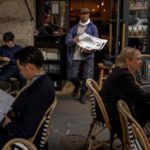 Macron onora l'ultimo venditore di giornali a Parigi con l'Ordine nazionale del Merito