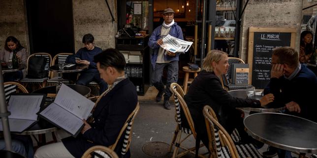 Macron onora l'ultimo venditore di giornali a Parigi con l'Ordine nazionale del Merito