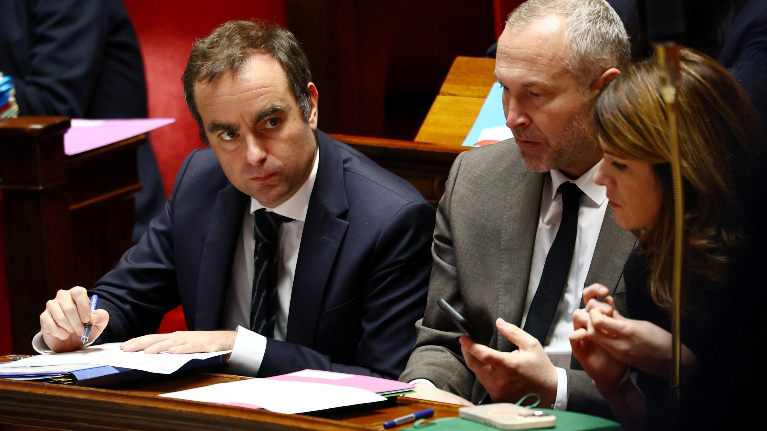 I francesi contro l’uso di misure di forza sul bilancio 2026, ma temono le conseguenze di un governo in crisi