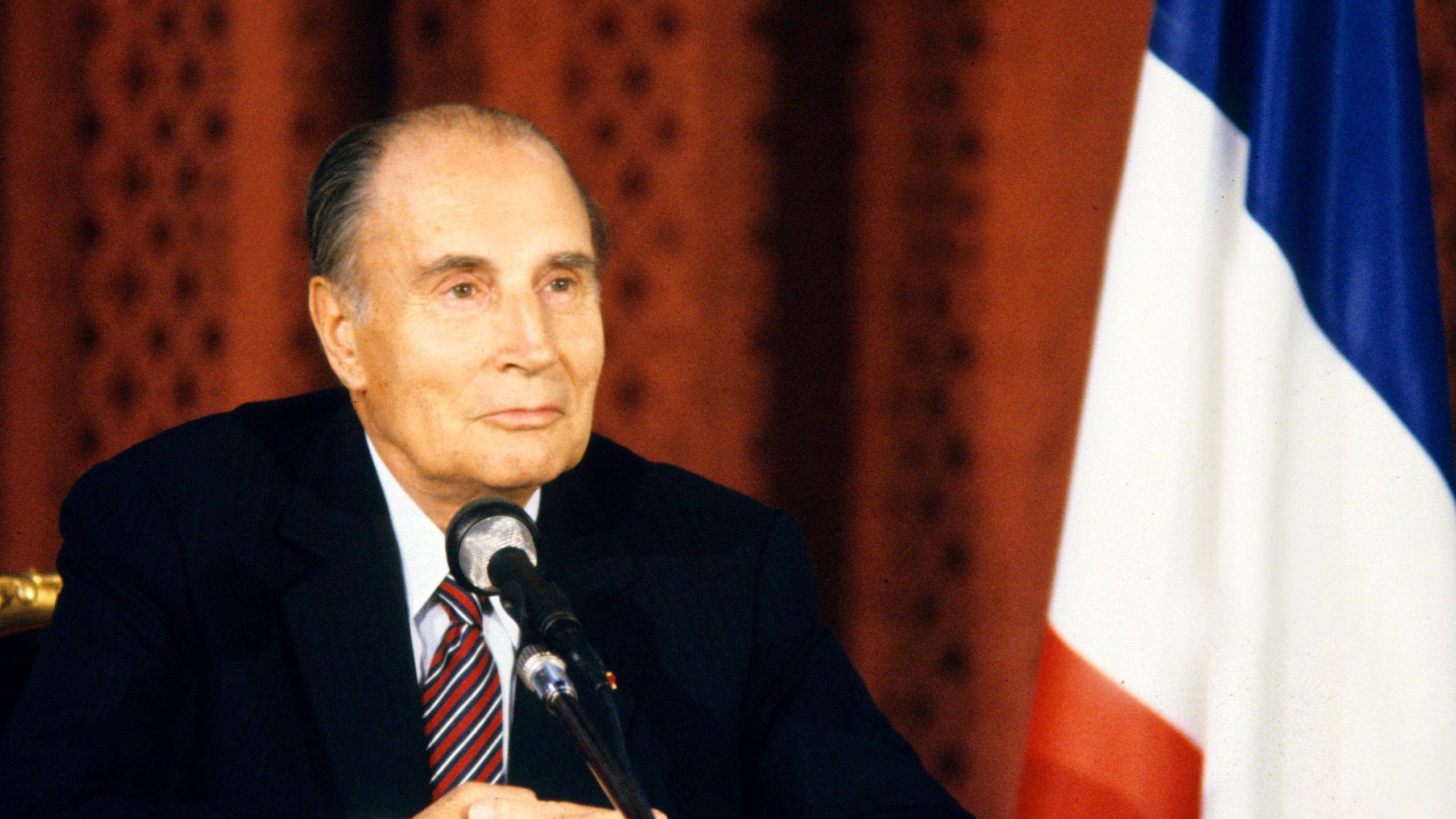 Mitterrand: 14 anni di riforme, coalizioni e trasformazioni in Francia