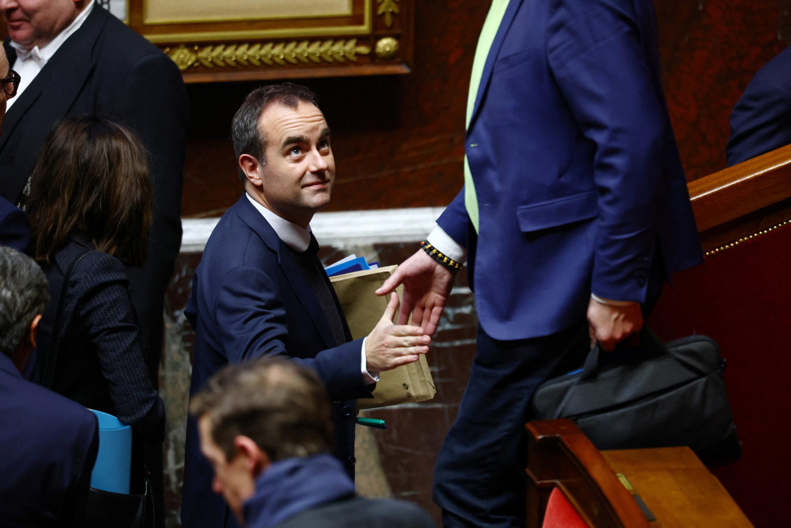 Francia: severità sul bilancio, ma resistenza alla mozione di censura da destra