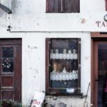 Francia: 18.000 bar‑tabac chiusi in 20 anni, un calo che altera il tessuto sociale