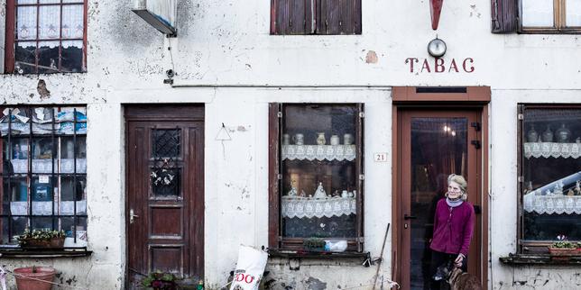 Francia: 18.000 bar‑tabac chiusi in 20 anni, un calo che altera il tessuto sociale